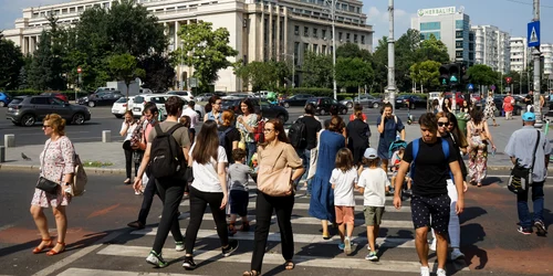 Oameni pe stradă în București, pe o vreme însorită FOTO Shutterstock