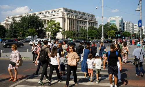 Oameni pe stradă în București, pe o vreme însorită FOTO Shutterstock