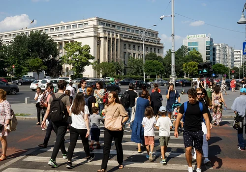 Oameni pe stradă în București, pe o vreme însorită FOTO Shutterstock