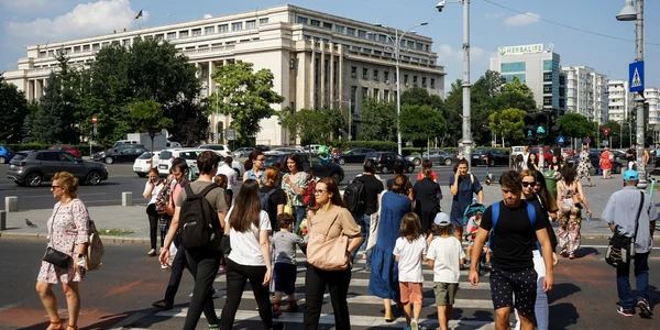 Oameni pe stradă în București, pe o vreme însorită FOTO Shutterstock