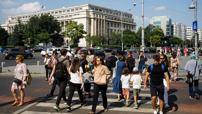 Oameni pe stradă în București, pe o vreme însorită FOTO Shutterstock