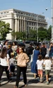Oameni pe stradă în București, pe o vreme însorită FOTO Shutterstock