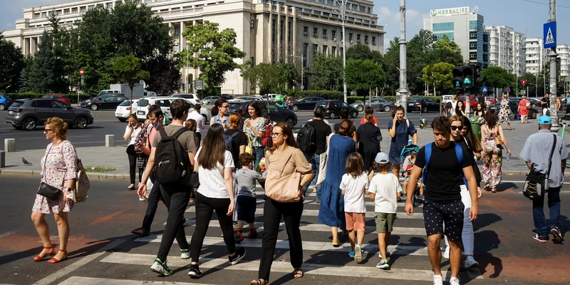 Oameni pe stradă în București, pe o vreme însorită FOTO Shutterstock