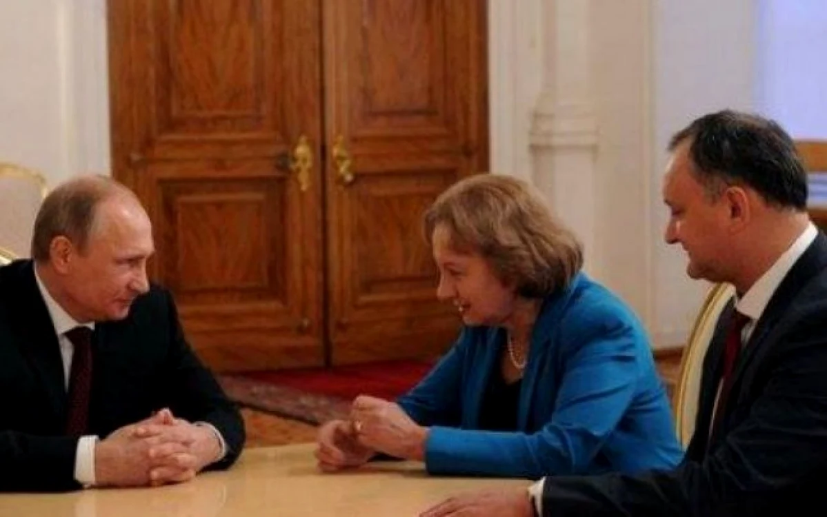 Dodon şi Greceanâi în audienţă la Putin. Fotografia a fost utilizată ca afişaj electoral al PSRM în campania pentru alegerile parlamentare din 30 noiembrie 2014. Sursa: Adevărul.ro