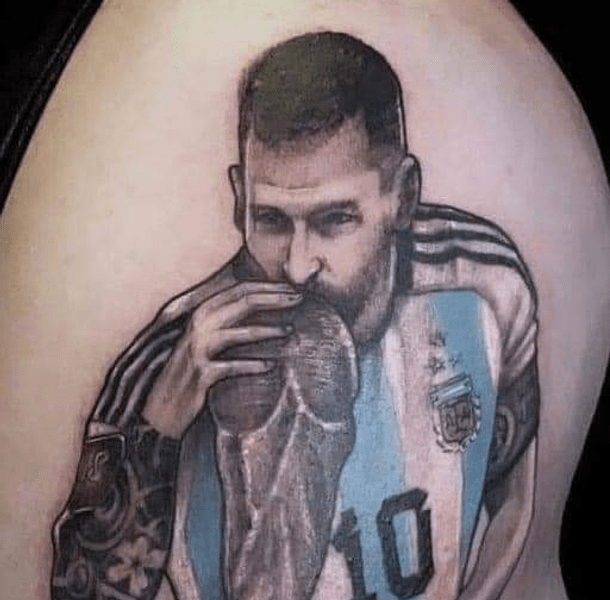 Argentinienii își tatuează imaginea cu Messi sărutând trofeul Cupei Mondiale. „Am doar programări legate de Mondial” FOTO