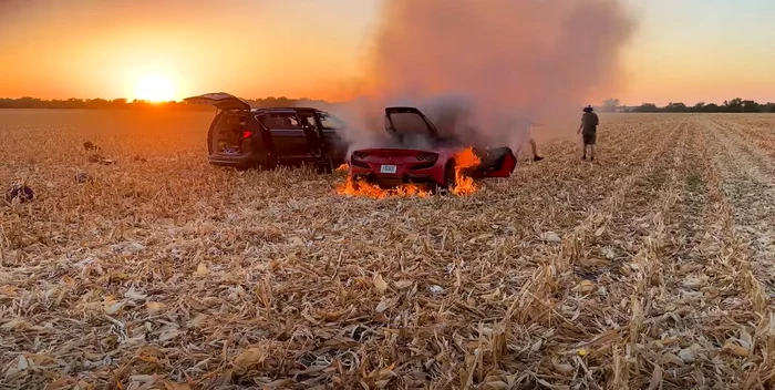 Cele două mașini au luat foc / foto: captură Youtube
