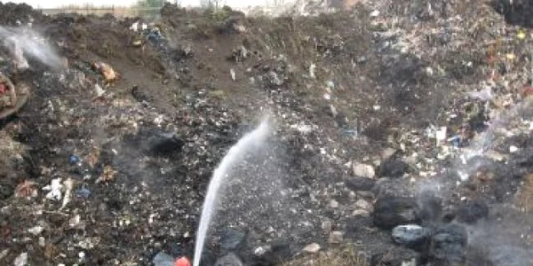 Vechiul depozit se aprinde frecvent din cazua acumulărilor de gaze