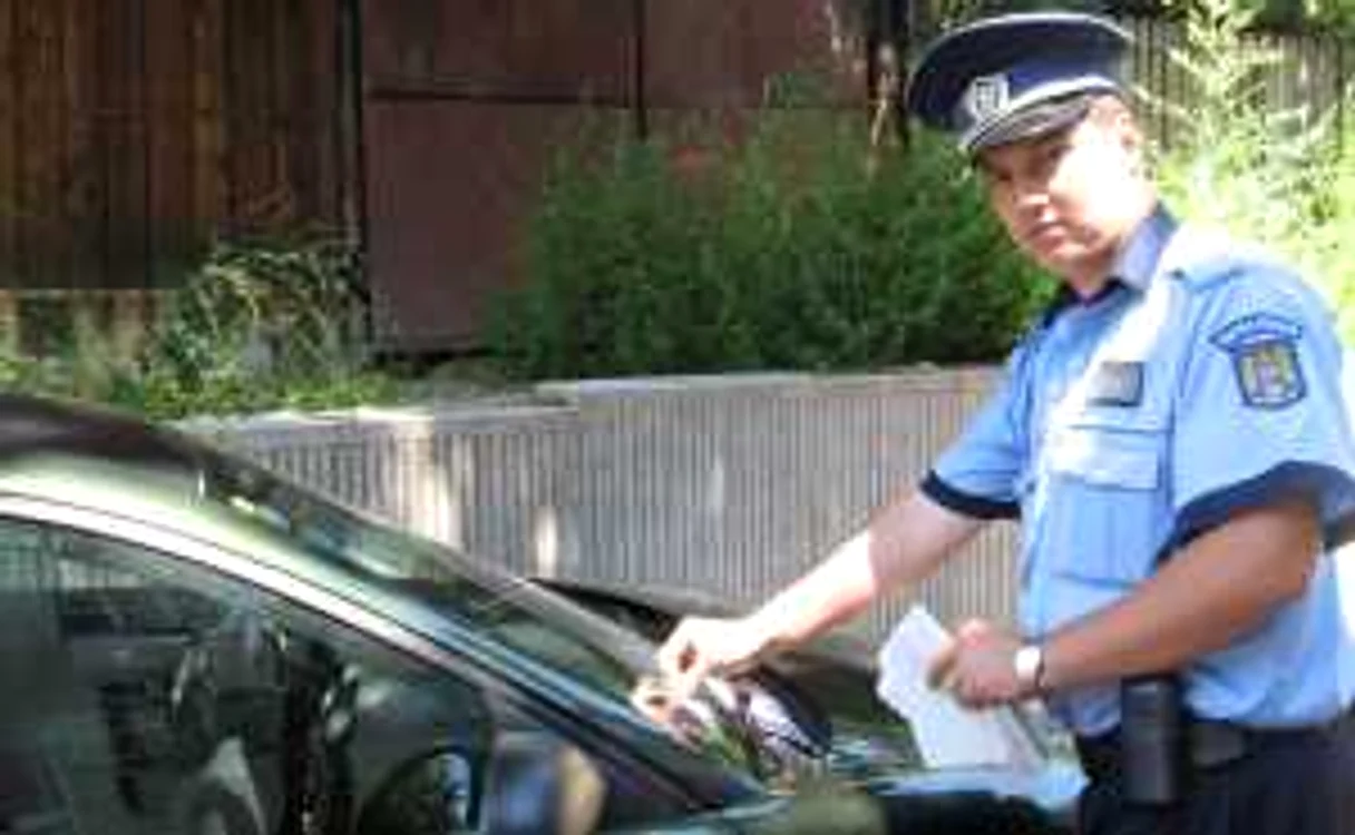 Poliţiştii îi învaţă pe şoferi cum să se apere de hoţi, punându-le fluturaşi pe parbrizele maşinilor