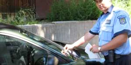 Poliţiştii îi învaţă pe şoferi cum să se apere de hoţi, punându-le fluturaşi pe parbrizele maşinilor