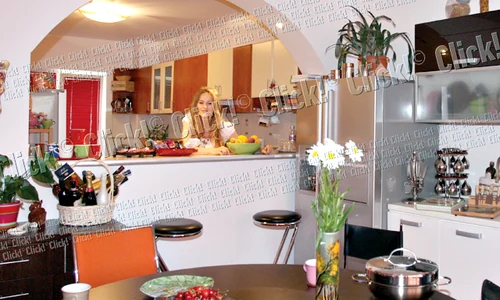 Şi a extins bucutăria  şi în living, unde  a pus frigiderul jpeg