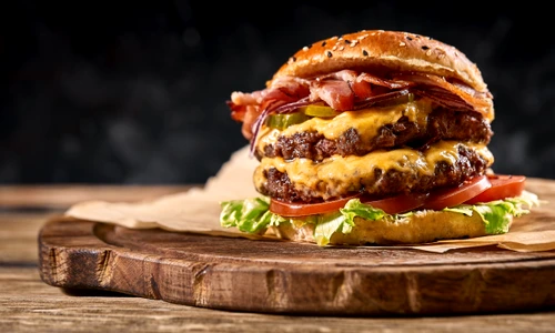 1 dublu cheeseburger shutterstock 1690605409 jpg jpeg