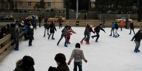 Copiii nu se dau plecaţi de pe gheaţa patinoarului