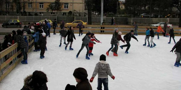 Copiii nu se dau plecaţi de pe gheaţa patinoarului