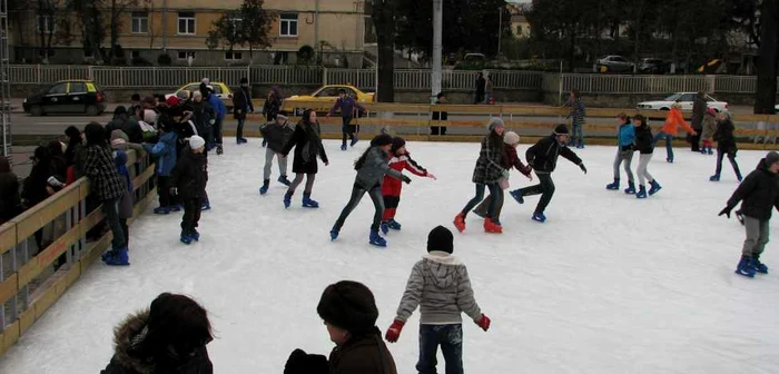 Copiii nu se dau plecaţi de pe gheaţa patinoarului