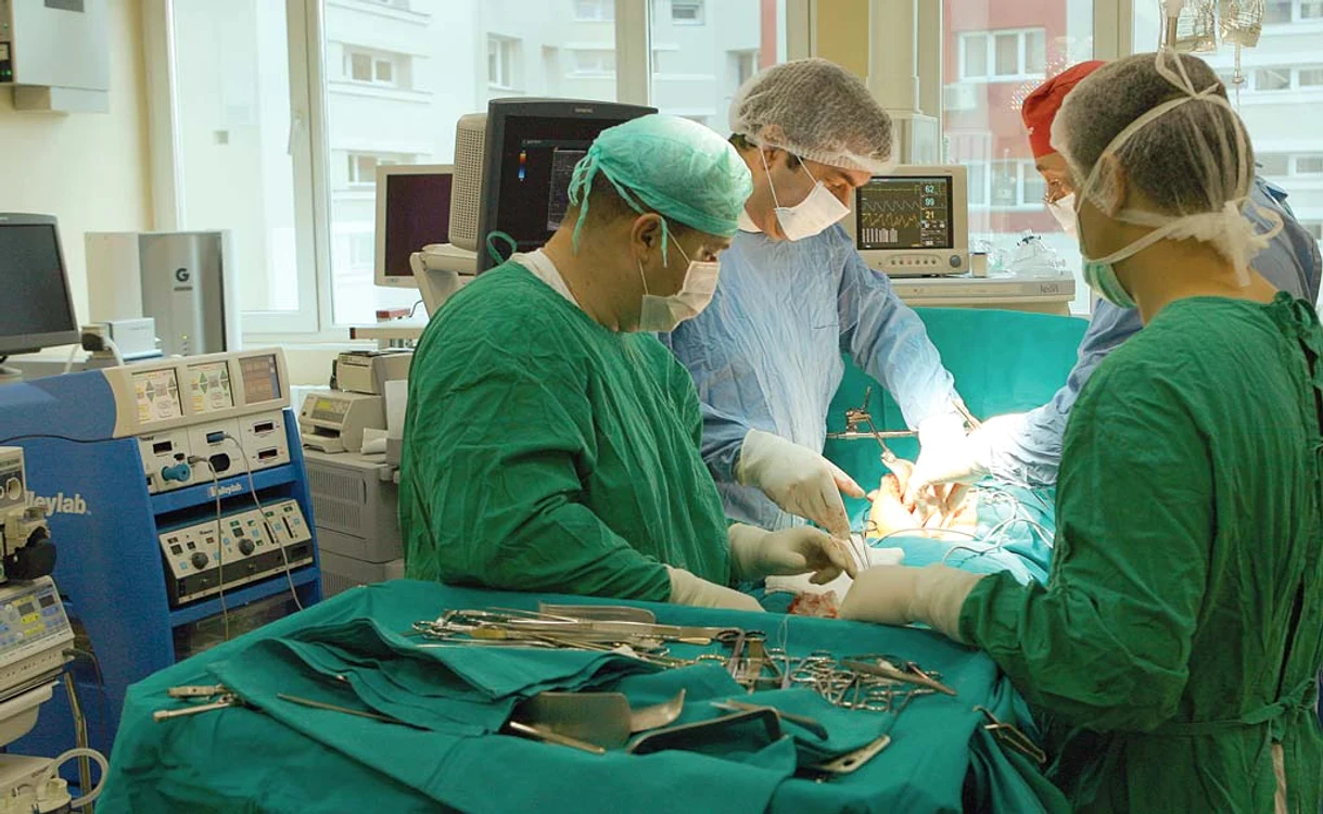 Şi ieri, în unele spitale, precum Universitar din Capitală şi Judeţean Călăraşi, au fost amânate operaţiile programate, din lipsă de dezinfectanţi