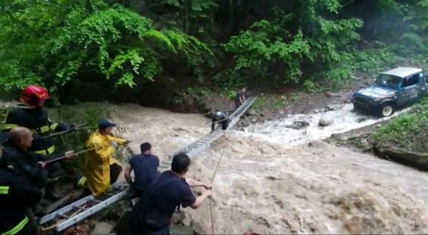 
    Un alt pilot a reușit să fie salvat la timp de pompieri, pe o scară improvizată  