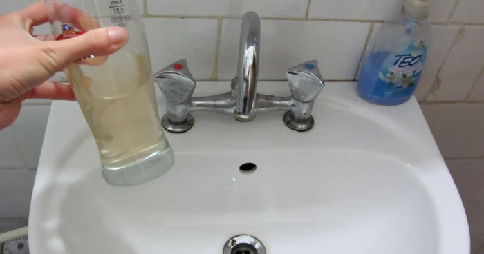Apă de la robinet plină de impurităţi.