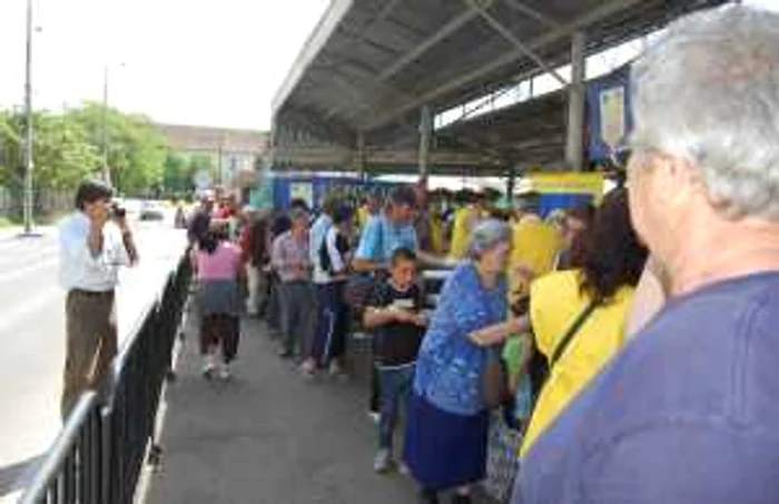 Sărmanii au luat masa de Paşti în Piaţa 700