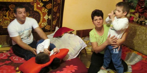 FOTO Născuţi în întuneric. Povestea gemenilor ce nu au văzut până acum chipul părinţilor 