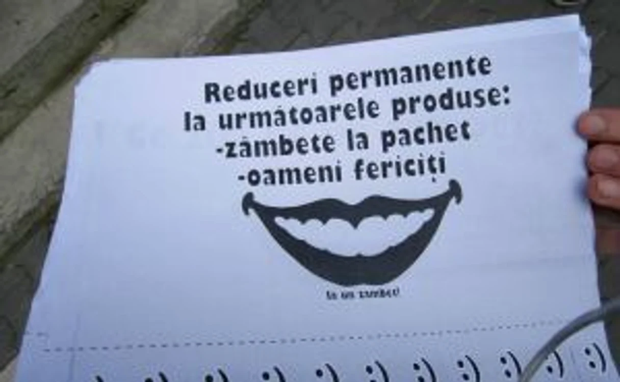 Tinerii îi îndeamnă pe focşăneni să zâmbească mai mult