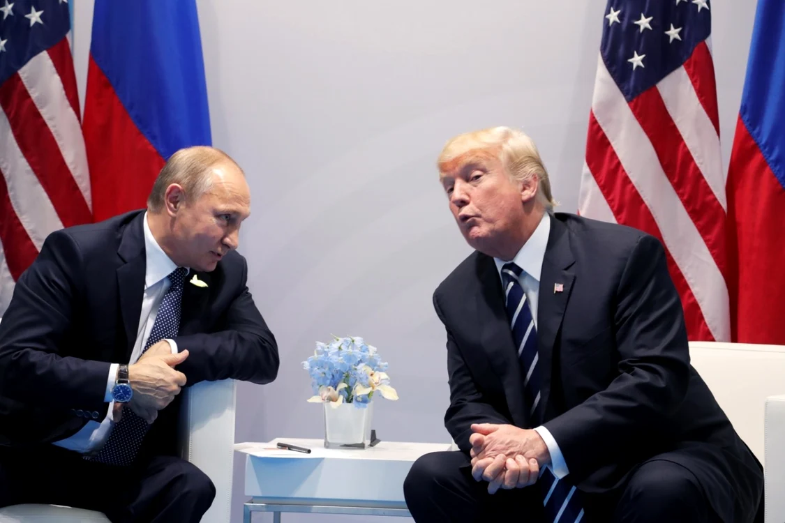 Donald Trump (dreapta) şi Vladimir Putin în cadrul primei întâlniri în calitate de şefi de stat FOTO Arhivă