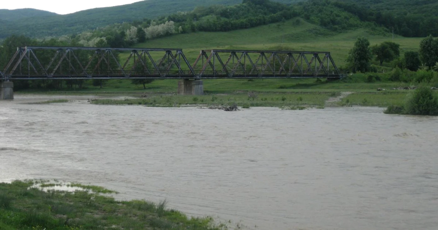 Bărbatul a fost găsit la piciorul unui pod