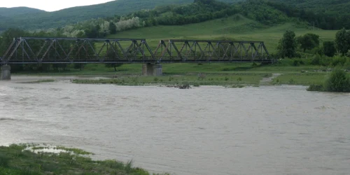 Bărbatul a fost găsit la piciorul unui pod