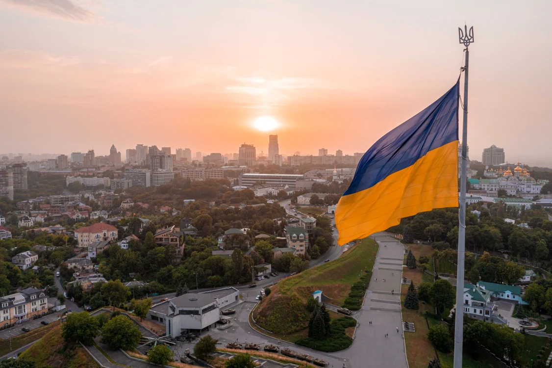 vedere panoramica apus kiev drapel ucraina shutterstock 2094921034 jpg