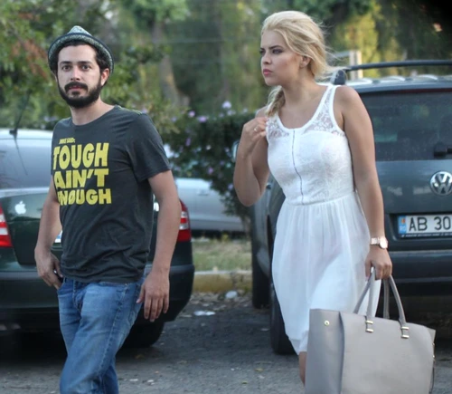 Bianca părea foarte supărată când a coborât din maşină