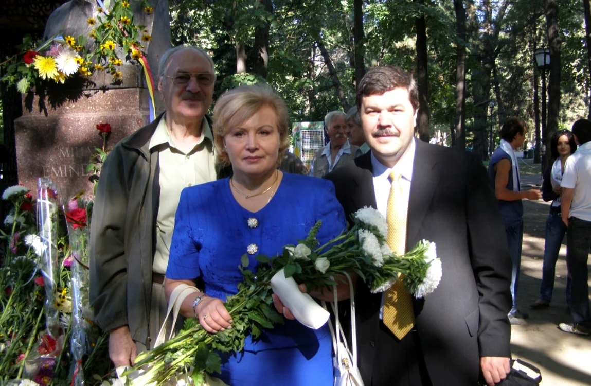 Constantin Corneanu, în dreapta imaginii, Iuliana Gorea Costin şi Ion Ungureanu, la Chişinău, pe 31 august 2008.