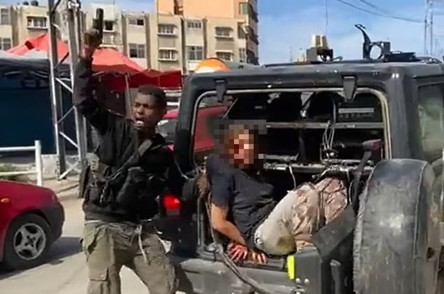 Imagini înfiorătoare cu civili israelieni luați ostatici: femei care ar fi fost abuzate sexual și bărbați bătuți | VIDEO