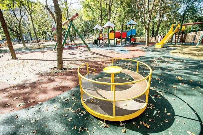 Au fost construite trei spaţii de joacă pentru copii
