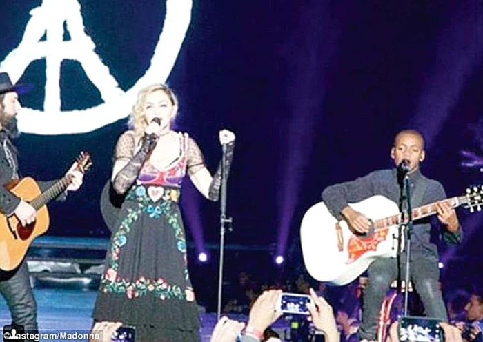 La Paris, David Banda a fost aplaudat minute în şir de publicul care a simţit că el are emoţii