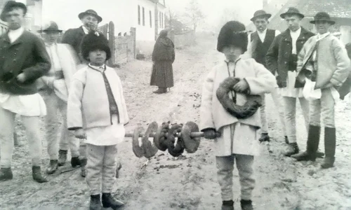 Colindători din Transilvania, perioada interbelică (© Atlasul etnografic român, vol.V. / Muzeul de Etnografie Brașov)