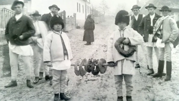 Colindători din Transilvania, perioada interbelică (© Atlasul etnografic român, vol.V. / Muzeul de Etnografie Brașov)