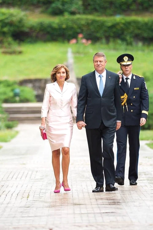 
    Carmen Iohannis a fost o apariție de senzație la dineul de aseară, dat în cinstea președintelui portughez (foto:rtv.net)  