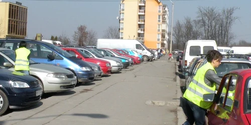 Elevii au împărţit fluturaşi cu sfaturi pentru protecţia maşinilor împotriva hoţilor