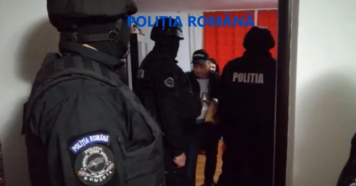 Poliţiştii au descins la două adrese care aparţin suspectului