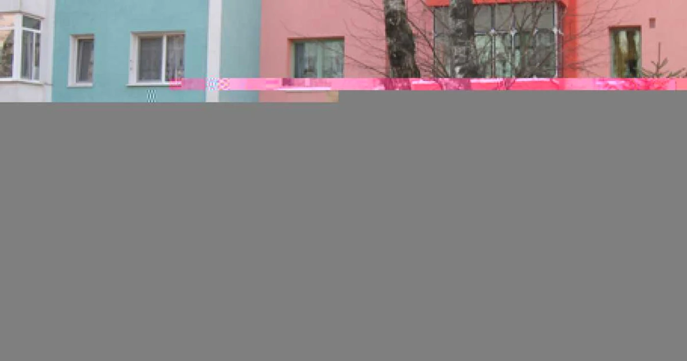 Un bloc de pe strada Universităţii a fost pictat în trei culori, în funcţie de preferinţele locatarilor