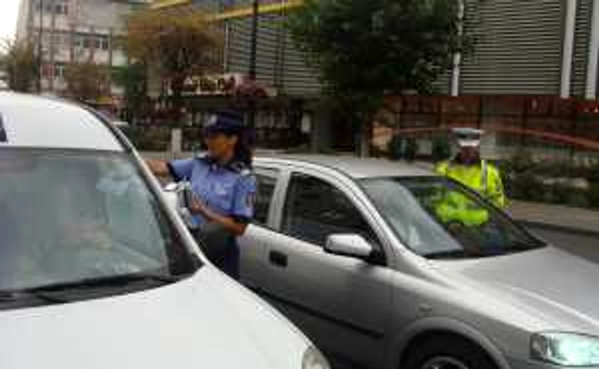 Poliţiştii au dat pliante şoferilor cu recomandări despre cum să se ferească de hoţi