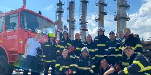 Imagini cu pompierii care au stins incendiul de la Petromidia foto isu 