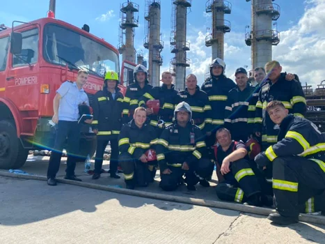 Imagini cu pompierii care au stins incendiul de la Petromidia foto isu 