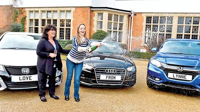 
    Câştigătoarea a cumpărat  trei maşini de lux pentru cei  trei copii ai ei şi o excursie pentru vânzătorul care a făcut-o milionară  