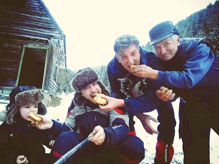 
    Micuţul Tedi (4 ani)  a fost la munte  cu tăticul Şerban  Copoţ (34 de ani),  bunicul Adrian  (57 de ani) şi  străbunicul Micu  (80 de ani)  