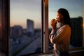 femeie fereastra istock jpg