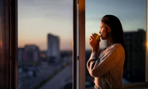 femeie fereastra istock jpg