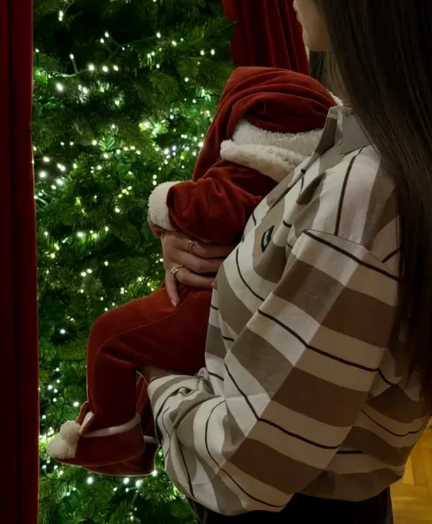 Elena Hagi, lângă brad alături de Giorgios  Foto/Instagram 