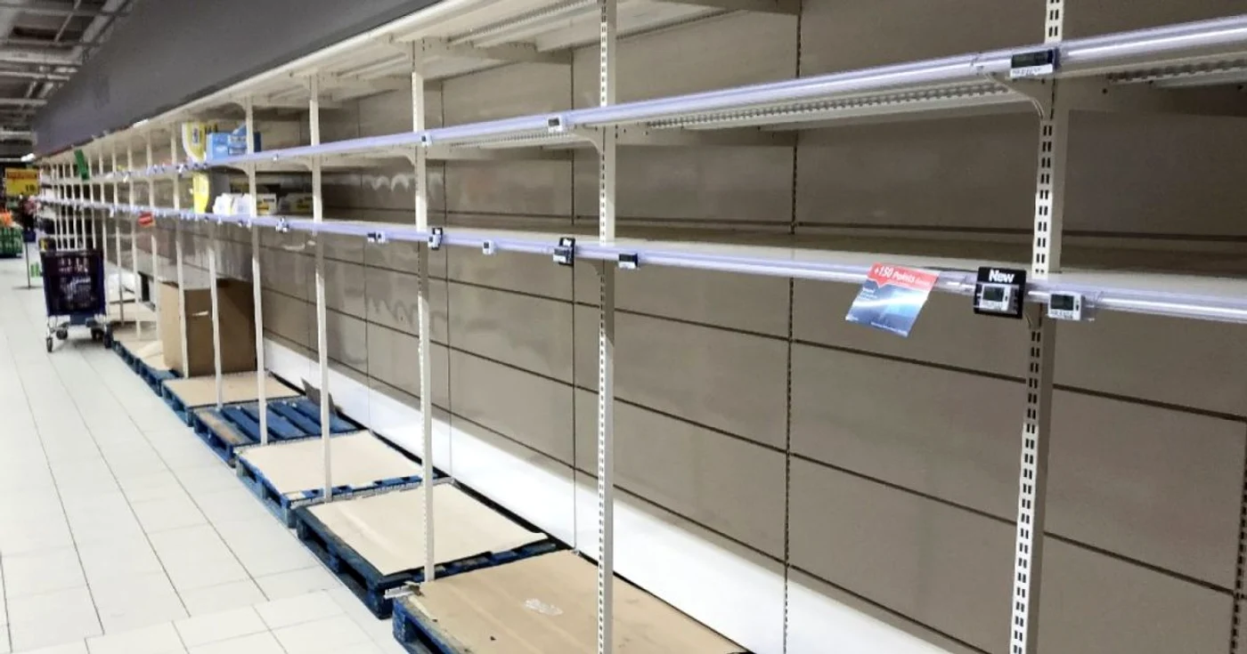 Supermarketurile impun raţia la produse după ce rafturile s-au golit
