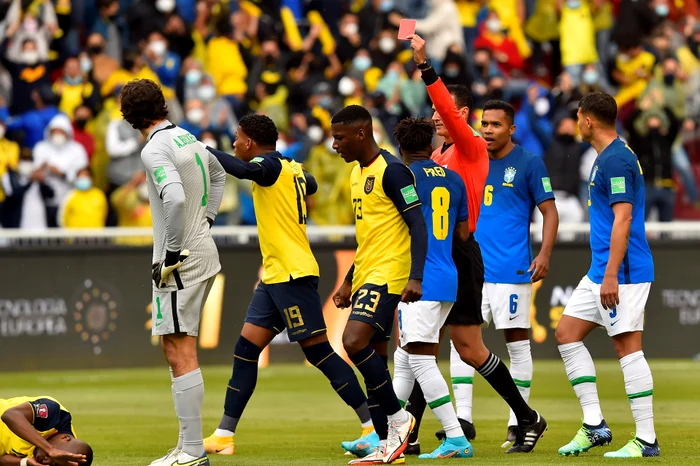 Arbitrul Wilmar Roldan îi arată cartonașul roșu lui Alisson (Foto: EPA-EFE)