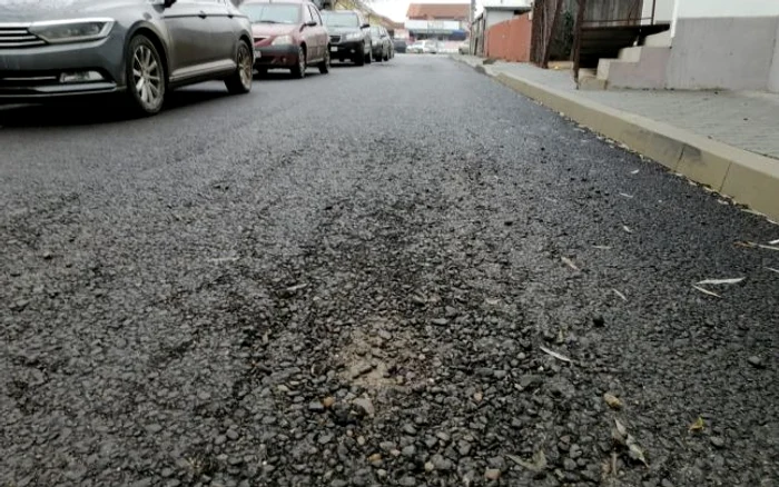 Aşa arată asfaltul turnat pe strada Albinei  FOTO: Ştefan Borcea